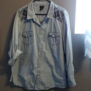 Torrid tribal print button up sz 3